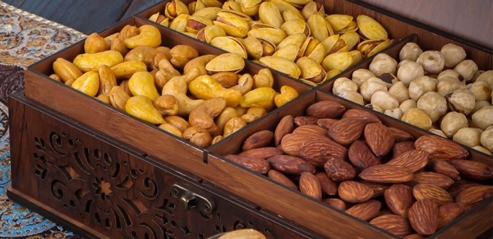 پک خوراکی شامل آجیل، شکلات و ..