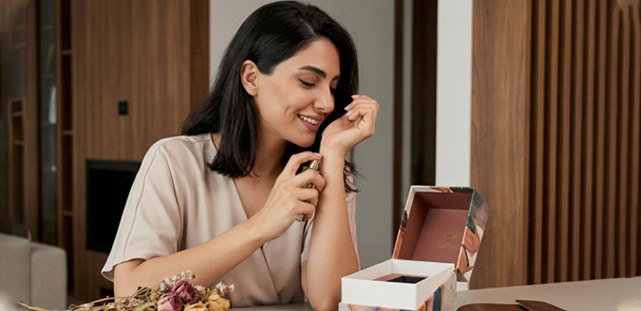 زن بهمن ماهی که عطر خاص هدیه گرفته است.