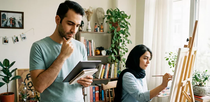 بررسی جزئیات قبل از خرید هدیه برای همسر